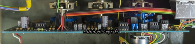 Quad 44 : jfets neufs montés sur supports.