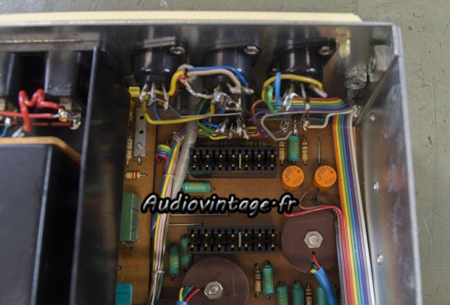 Quad 33 : 2 condensateurs à remplacer ici.
