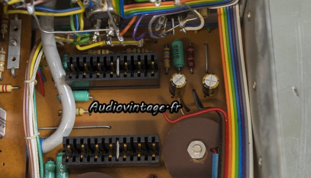 Quad 33 : condensateurs neufs et dans le bon sens.