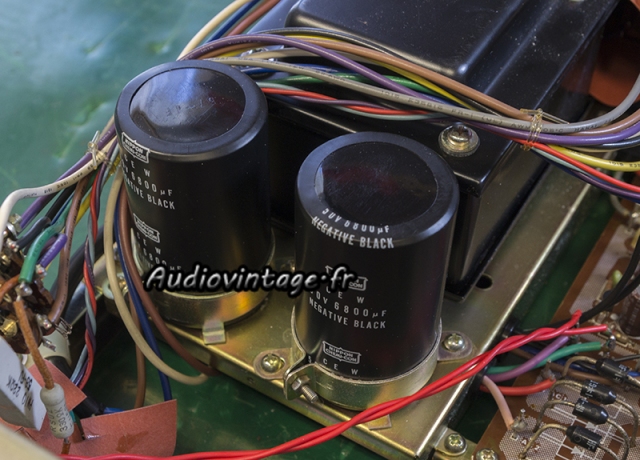 Rotel RA-612 : condensateurs de filtrage d'alimentation originaux.