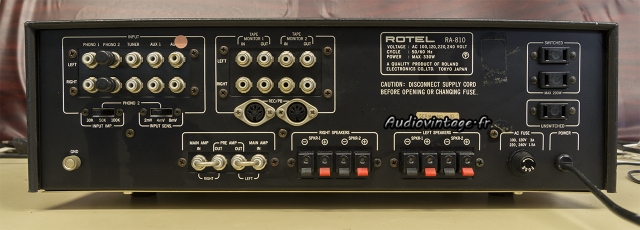 Rotel RA-810 : connectique.