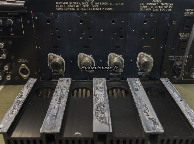 Sansui 8080 : transistors de puissances remontés.