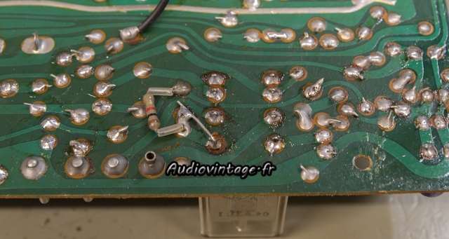 Sansui AU-5500 : bricolage et soudures moches.