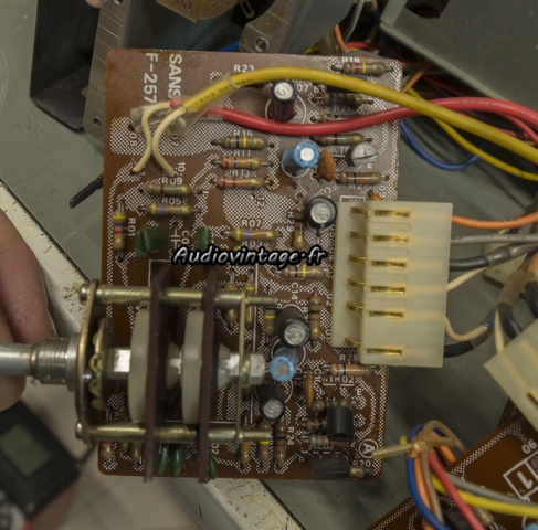 Sansui AU-11000A : étage de tonalité médium à  réviser.