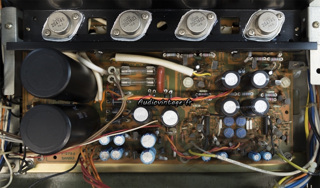 Sansui AU-317 : micas neufs et graisse fraiche pour les transistors de puissance.