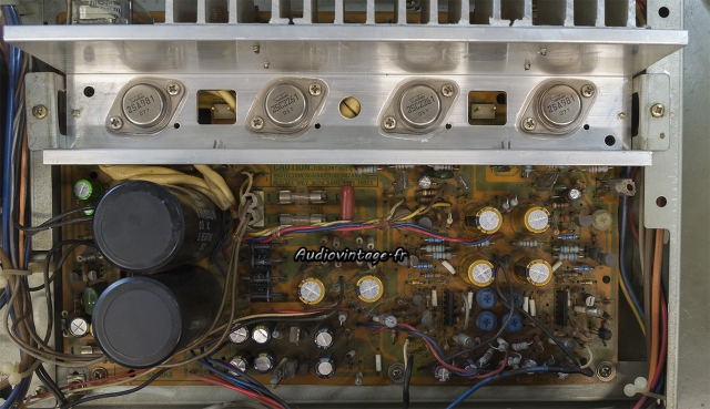 Sansui AU-317 II : transistors de puissance en place.