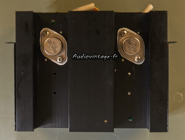 Sansui AU-517 : transistors de puissances montés sur des micas neufs et de la graisse fraîche.