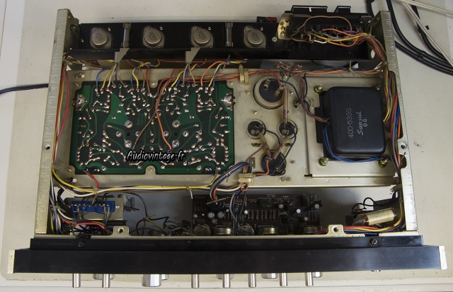 Sansui AU-555A : avant revision, sous le monstre.