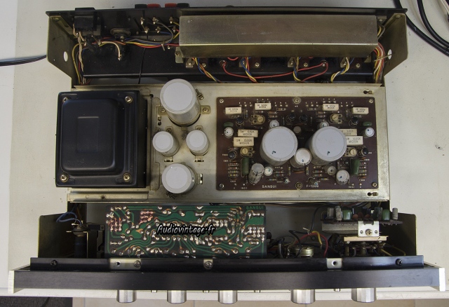 Sansui AU-555A : avant révision, sous le capot.