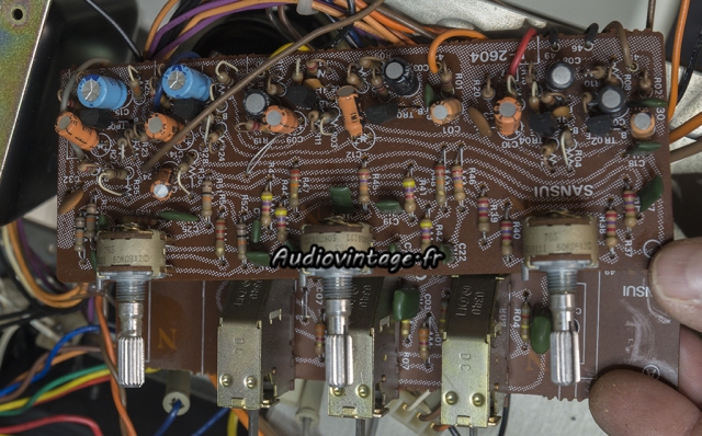 Sansui AU-5900 : circuit de tonalité à revoir.