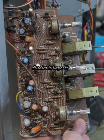 Sansui AU-5900 : circuit de tonalité et filtres à revoir.
