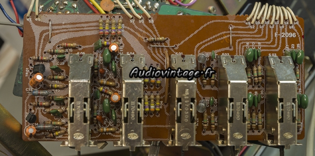 Sansui AU-7700 : circuit filtre à revoir.