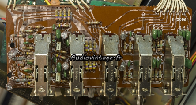 Sansui AU-7700 :  circuit filtre révisé.