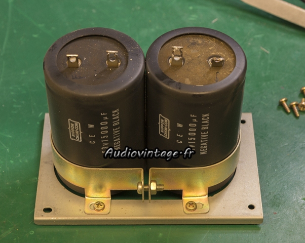 Sansui AU-7900 : condensateurs de filtrage originaux.