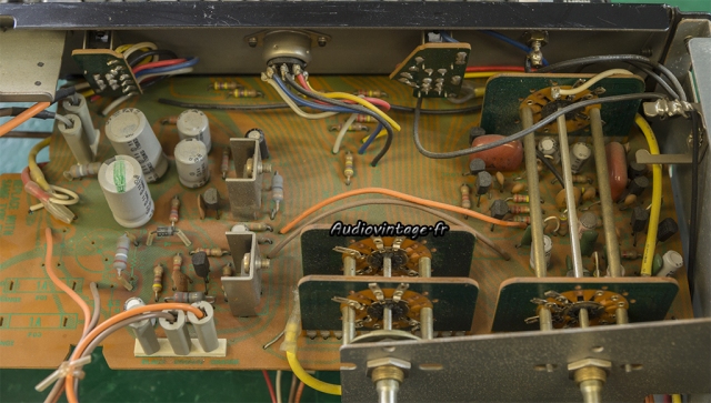 Sansui AU-7900 : circuit alimentation secondaire et phono à revoir.
