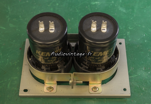 Sansui AU-7900 : condensateurs de filtrage neufs dans adaptateurs  diy.