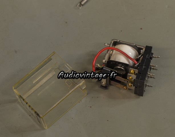 Sansui AU-7900 : nettoyage de relais en cours.