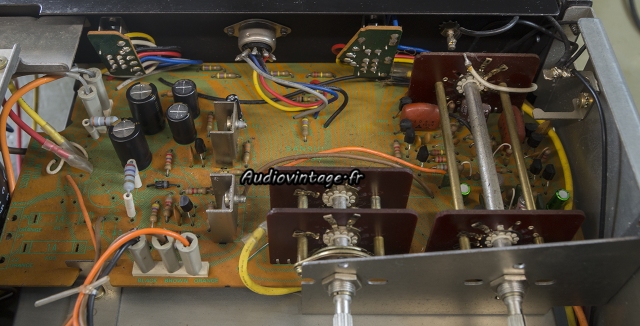 Sansui AU-7900 : circuit d'alimentation et phono révisé.
