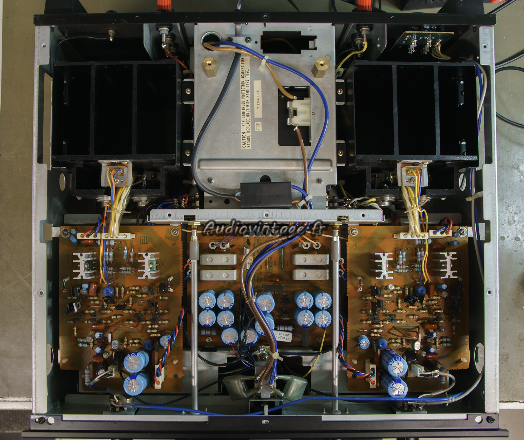 Sansui-BA-F1-a-son-arrivee-dessous