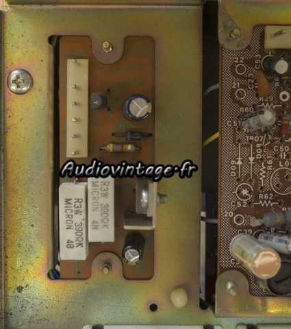 Sansui QRX-7001 : alimentation du tuner révisée.