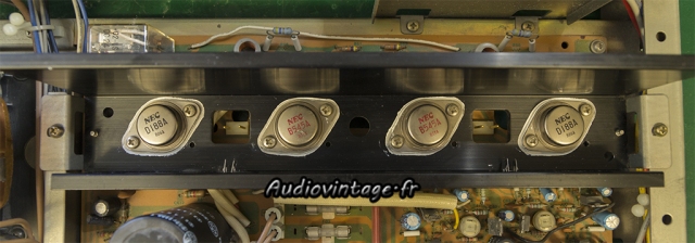 Sansui AU-217 :  transistors de puissances en place.