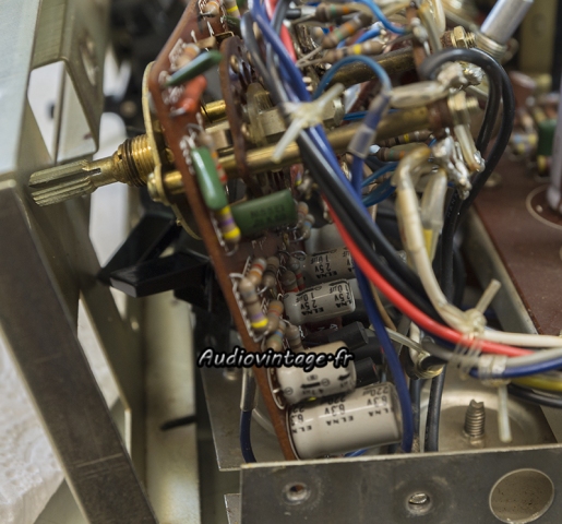 Sansui AU-222 : circuit phono à réviser.