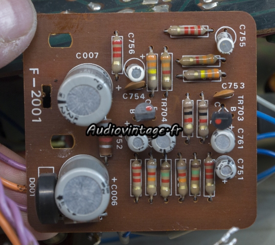 Sansui AU-505 : transistors et condensateurs à remplacer.