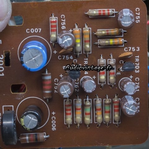 Sansui AU-505 : condensateurs chimiques et transistors neufs.