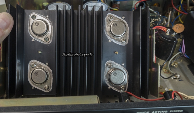 Sansui AU-505 : transistors On Semi neufs montés sur des micas neufs également et de la graisse fraiche.