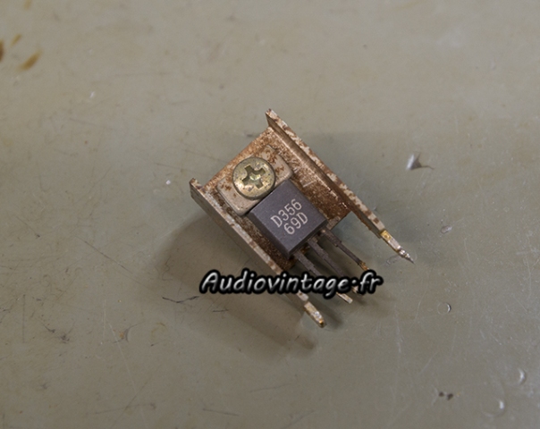 Sansui AU-717 : transistor à nettoyer et à tester.