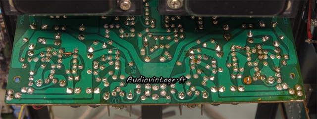 Sansui AU-717 : soudures reprises, circuit nettoyé.