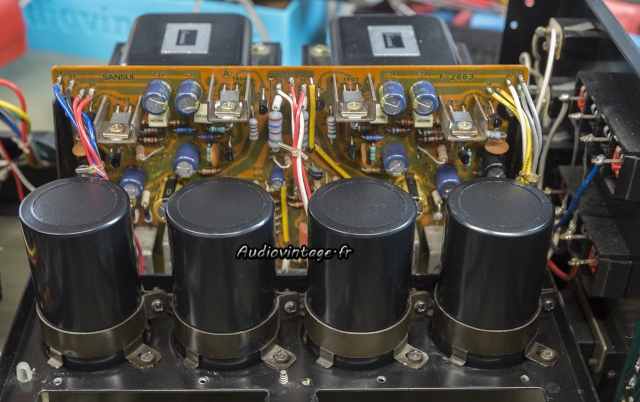 Sansui AU-717 : nouveaux condensateurs de filtrage d'alim en place.