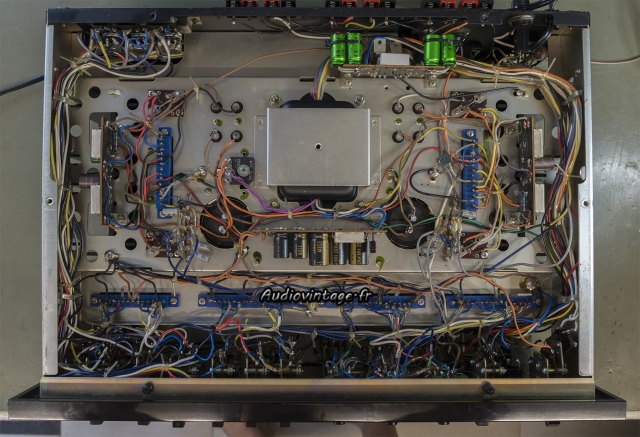 Sansui AU-999 : sous l'appareil, pas mal de composants remplacés.