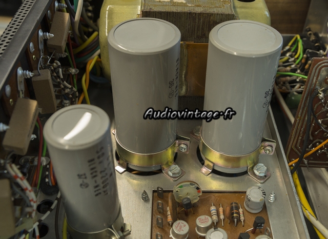 Scott 255 S : condensateurs chimiques à remplacer.