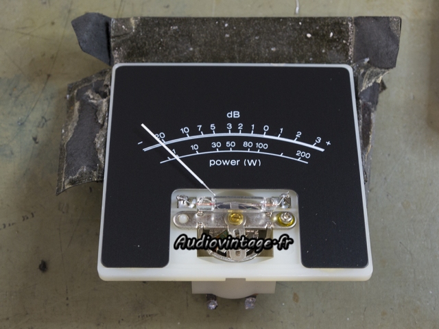 Technics SE-9200 : ampoule neuve en place.