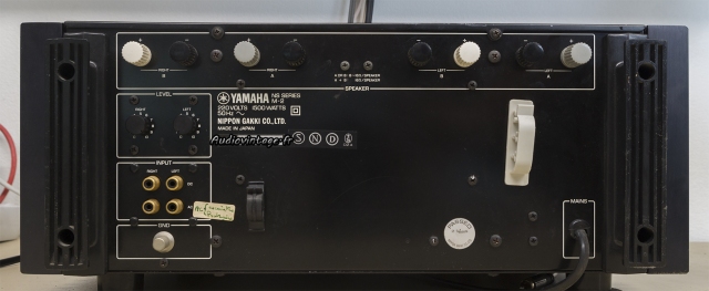 Yamaha M-2 : connectique.