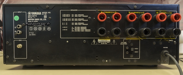 Yamaha M-40 : connectique.